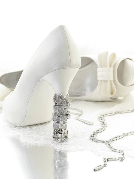 Bijoux Chaussures Féminines Blanches Sur Fond Blanc Image En Vente