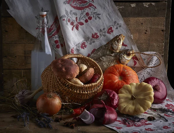 仍然生活与篮子 毛巾和食物在质朴的样式 — 图库照片