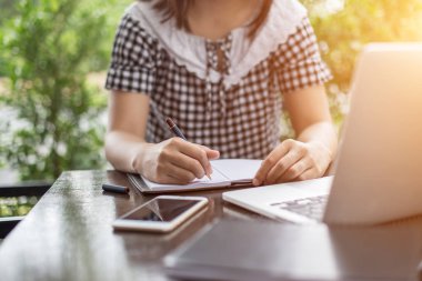 Erkek ve kadın çalışma, iş kavramı arka plan üzerinde grafiklerle belge görüntüsü