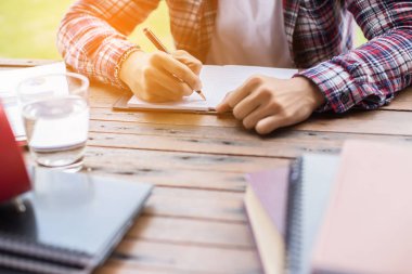 Erkek ve kadın çalışma, iş kavramı arka plan üzerinde grafiklerle belge görüntüsü