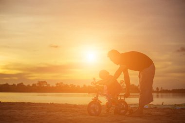 Babam bebeği alıp gün batımında yürümeyi öğrendi..