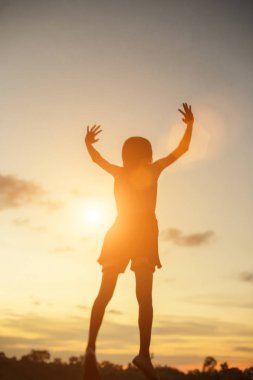 Genç kadın onun başarı, hayatta başarı kavramı için kaldırsın.