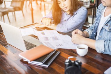 Onu laptop, stresli çalışma ile bir kafede oturan genç kadın.