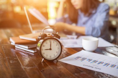 Onu laptop, stresli çalışma ile bir kafede oturan genç kadın.