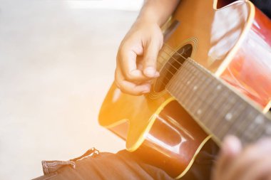 Gitar çalmak elini kapatmak.