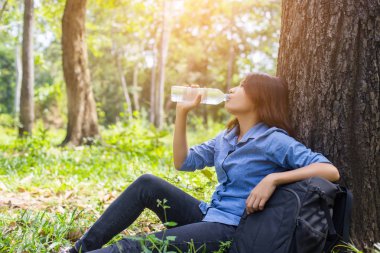 Güzel ve genç birbayan içme suyu sabah koşu bitirdikten sonra