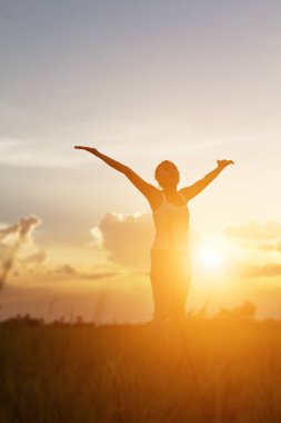 Genç kadın onun başarı, hayatta başarı kavramı için kaldırsın.