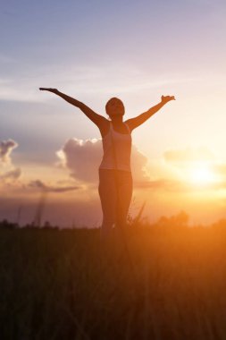 Genç kadın onun başarı, hayatta başarı kavramı için kaldırsın.