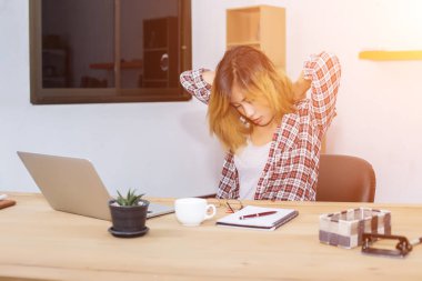 iş kadını office Not Defteri'nde bir şey yazma.