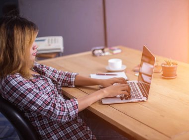iş kadını office Not Defteri'nde bir şey yazma.