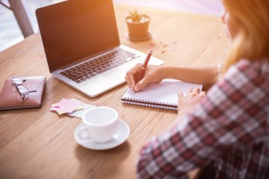 İş kadın kalem çalışma alanı üzerinde Not Defteri'nde yazıyla.