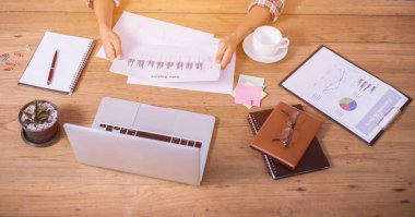 İş kadın kalem çalışma alanı üzerinde Not Defteri'nde yazıyla.