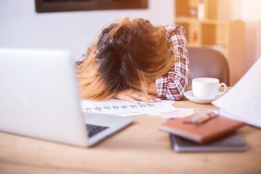 Genç iş kadını yorgun ve onun çalışmaları hakkında baş ağrısı.