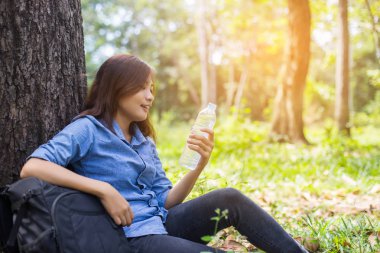 Güzel ve genç birbayan içme suyu sabah koşu bitirdikten sonra