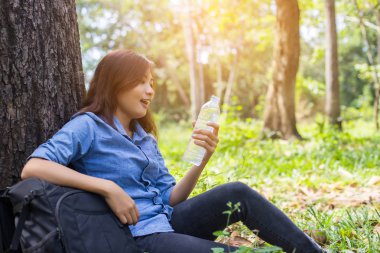 Güzel ve genç birbayan içme suyu sabah koşu bitirdikten sonra