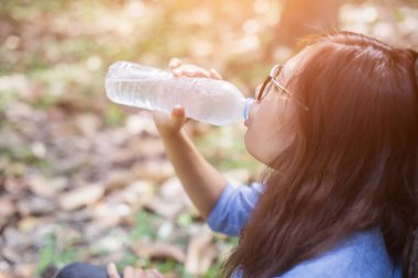 Güzel ve genç birbayan içme suyu sabah koşu bitirdikten sonra