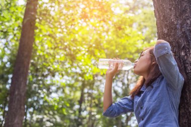Güzel ve genç birbayan içme suyu sabah koşu bitirdikten sonra