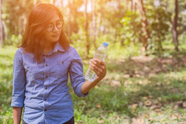 Güzel ve genç birbayan içme suyu sabah koşu bitirdikten sonra