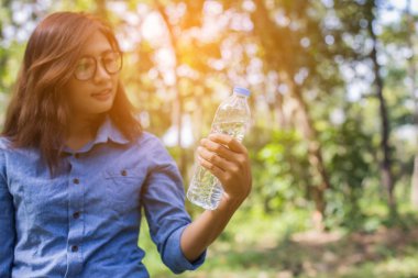 Güzel ve genç birbayan içme suyu sabah koşu bitirdikten sonra