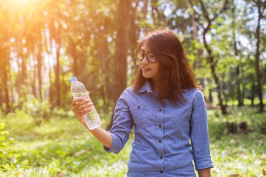Güzel ve genç birbayan içme suyu sabah koşu bitirdikten sonra