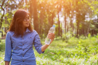 Güzel ve genç birbayan içme suyu sabah koşu bitirdikten sonra