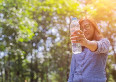 Güzel ve genç birbayan içme suyu sabah koşu bitirdikten sonra