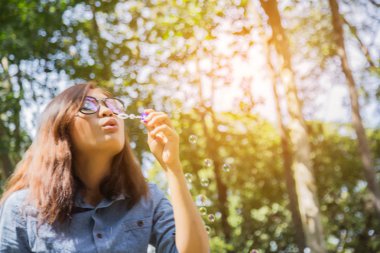 Balonlar uçurmak çok güzel bir kadın