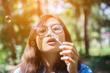 Balonlar uçurmak çok güzel bir kadın