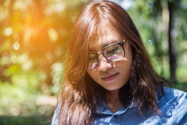 Balonlar uçurmak çok güzel bir kadın