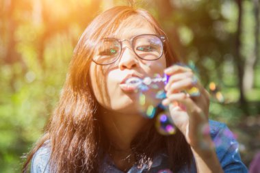 Balonlar uçurmak çok güzel bir kadın