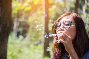 Balonlar uçurmak çok güzel bir kadın