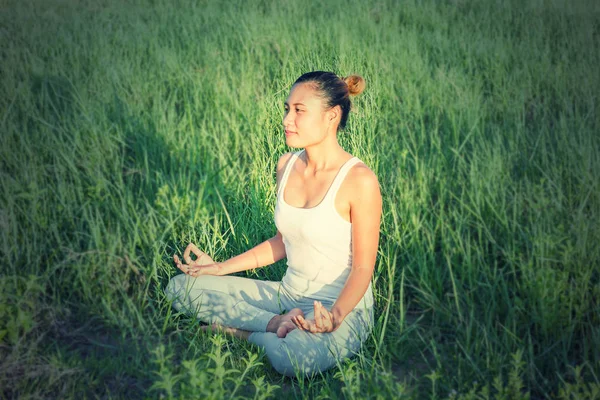 Yoga Ciudad Hermosa Mujer Joven Forma Con Ropa Deportiva Meditando — Foto de Stock