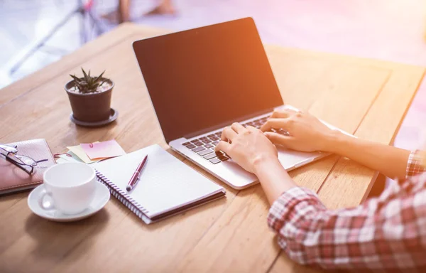 Geschäftsfrau Schreibt Büro Etwas Auf Notizblock — Stockfoto