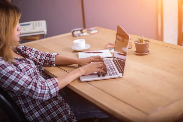 Mulher Negócios Escrevendo Algo Bloco Notas Escritório — Fotografia de Stock