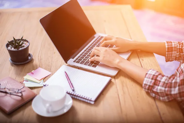 Mulher Negócios Escrevendo Algo Bloco Notas Escritório — Fotografia de Stock