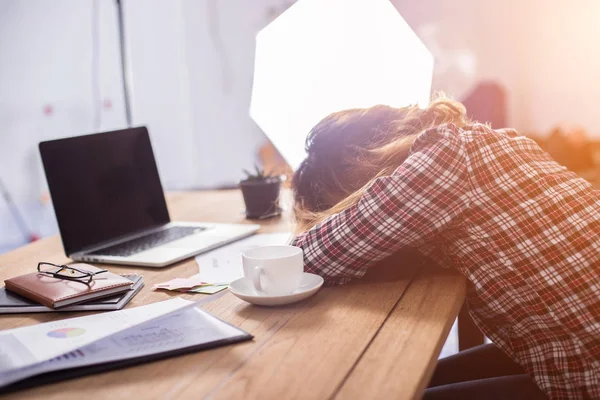 Jovem Mulher Negócios Cansado Dor Cabeça Sobre Seu Trabalho — Fotografia de Stock