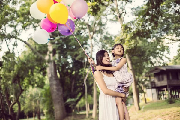 妈妈抱着他的女儿与自然和阳光 享受家庭 — 图库照片