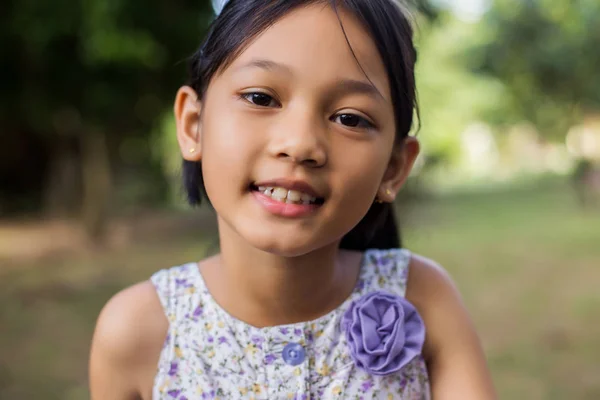 Kleines Süßes Asiatisches Mädchen Das Inmitten Des Lila Blütenfeldes Steht — Stockfoto