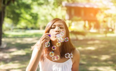 Balonlar uçurmak çok güzel bir kadın