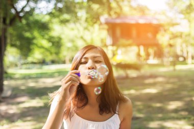 Balonlar uçurmak çok güzel bir kadın
