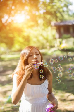 Balonlar uçurmak çok güzel bir kadın