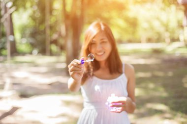 Balonlar uçurmak çok güzel bir kadın