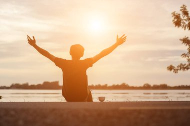 başarılı sporcu yükselterek silah altın gökyüzü üzerinde çalışan çapraz aydınlatma günbatımı yazdan sonra geri. Kollarını yukarı sonra açık havada çalışma ve egzersiz spor kutluyor gol Fitness erkek atlet.