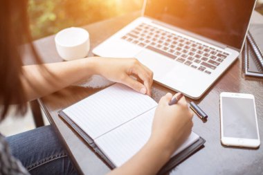 Erkek ve kadın çalışma, iş kavramı arka plan üzerinde grafiklerle belge görüntüsü