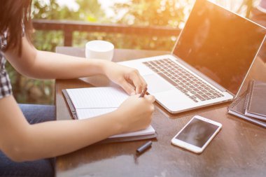 Erkek ve kadın çalışma, iş kavramı arka plan üzerinde grafiklerle belge görüntüsü