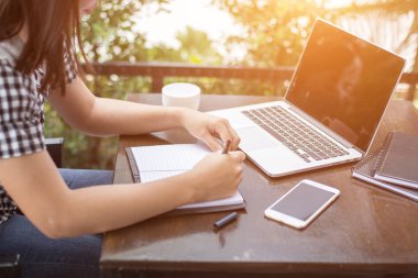 Erkek ve kadın çalışma, iş kavramı arka plan üzerinde grafiklerle belge görüntüsü