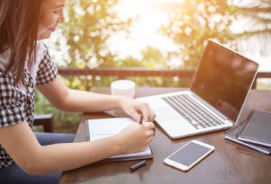 Erkek ve kadın çalışma, iş kavramı arka plan üzerinde grafiklerle belge görüntüsü