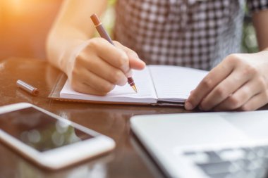 Erkek ve kadın çalışma, iş kavramı arka plan üzerinde grafiklerle belge görüntüsü