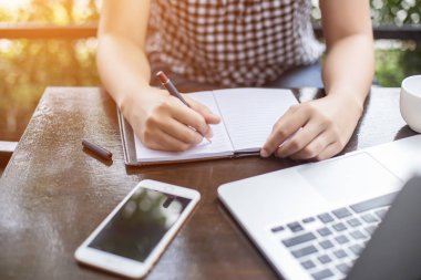 Erkek ve kadın çalışma, iş kavramı arka plan üzerinde grafiklerle belge görüntüsü