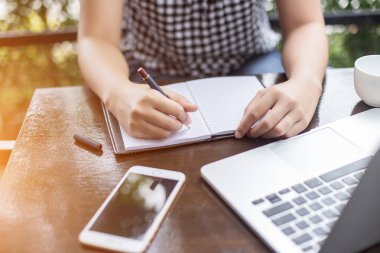 Erkek ve kadın çalışma, iş kavramı arka plan üzerinde grafiklerle belge görüntüsü